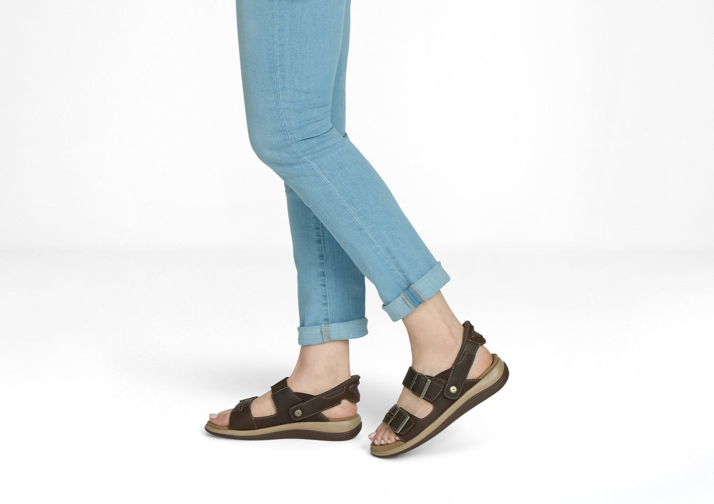 Sandales marron en cuir avec bandes réglables