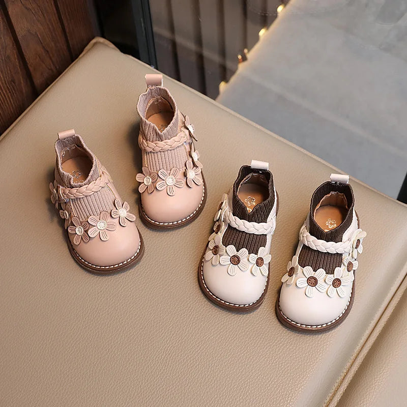 Vue latérale de chaussures enfant en cuir doux