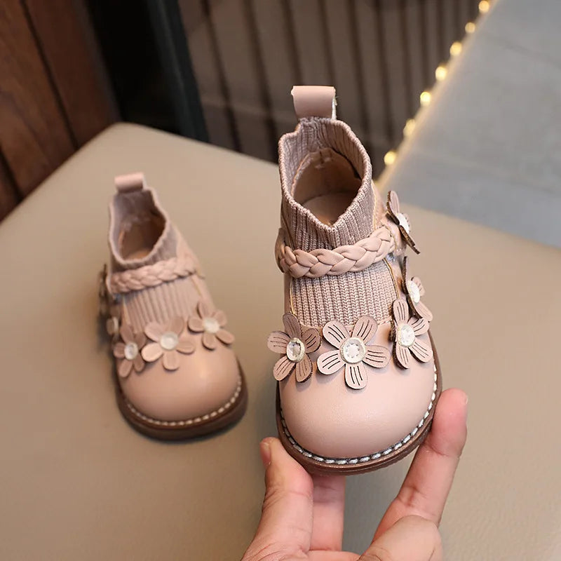 Détail du motif floral sur chaussures enfant