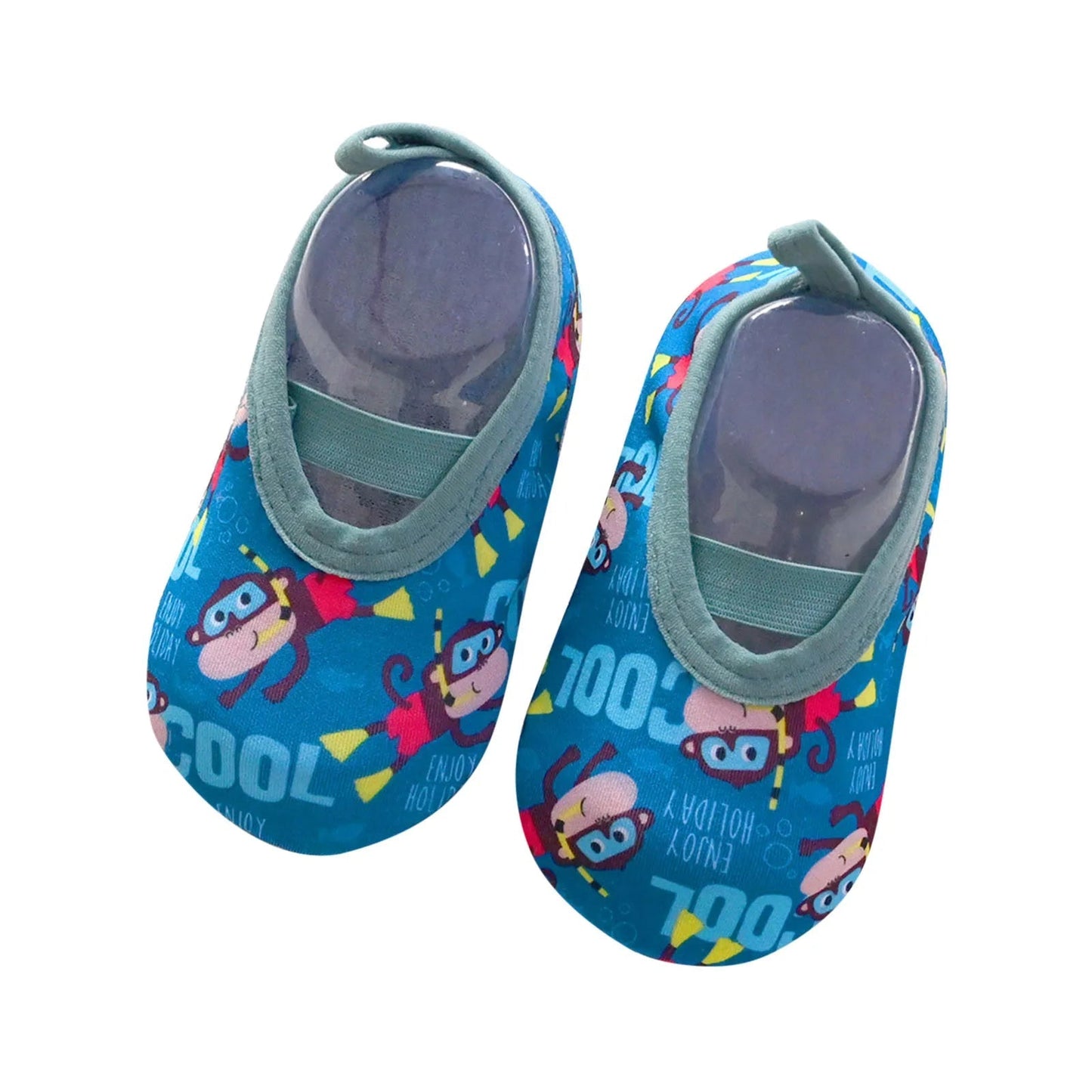 Vue de profil des chaussures aquatiques pour enfants sur la plage