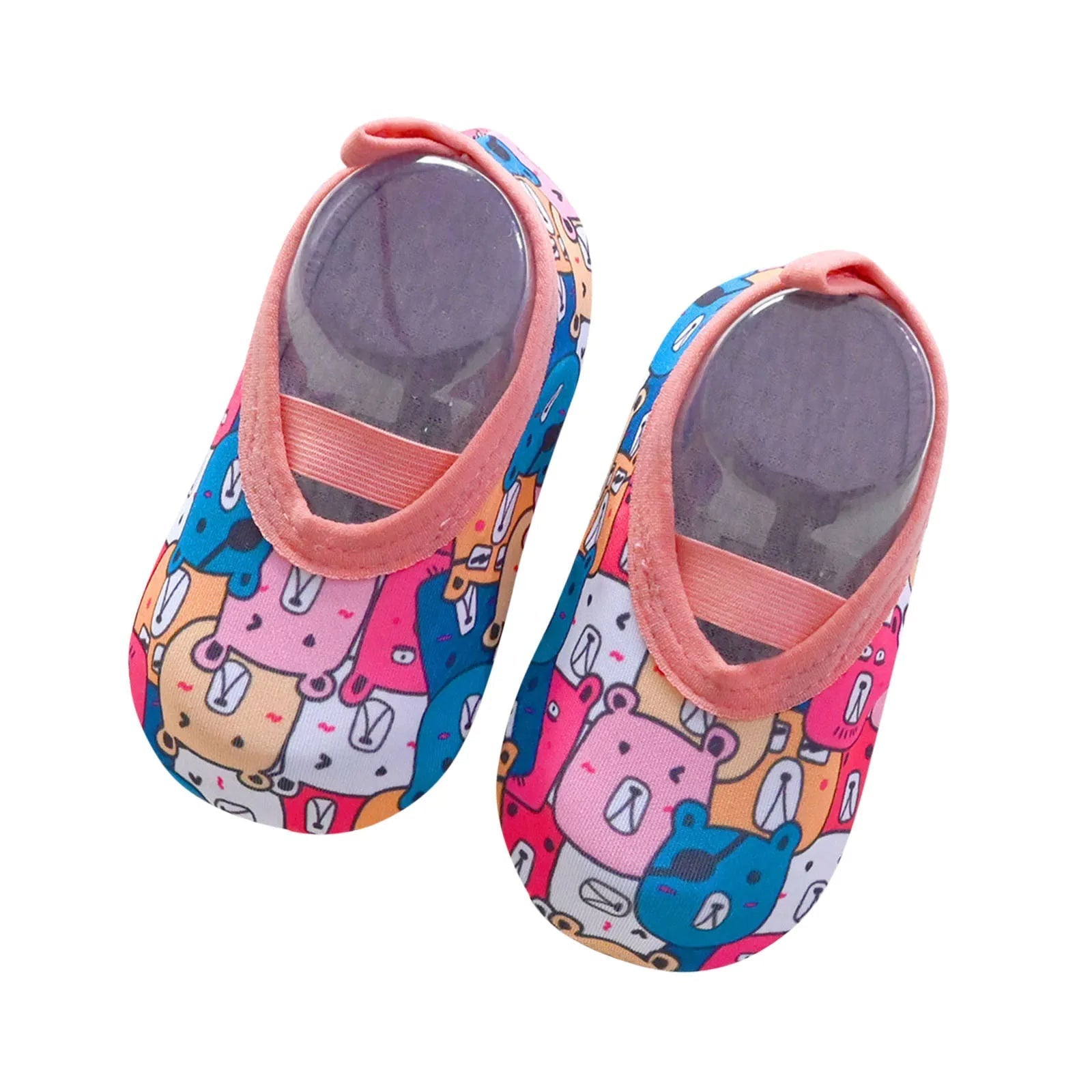 Enfant jouant dans l'eau avec des chaussures aquatiques sécurisées