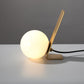 Lampe minimaliste avec cadre en laiton et globe en verre