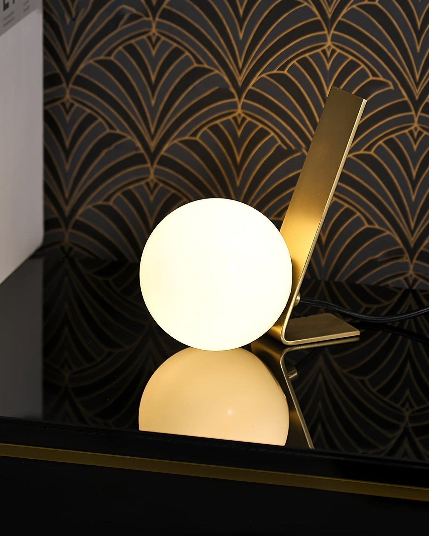 Détail du socle en laiton de la lampe élégante
