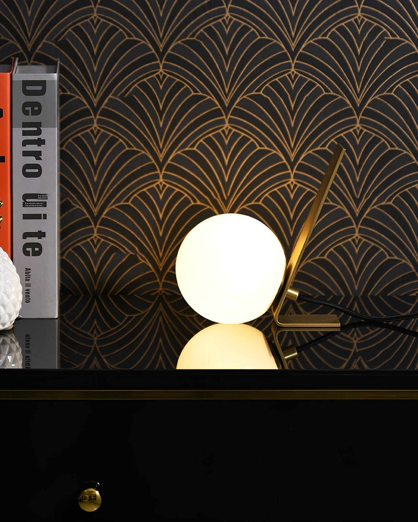 Lampe allumée, éclairant un espace moderne