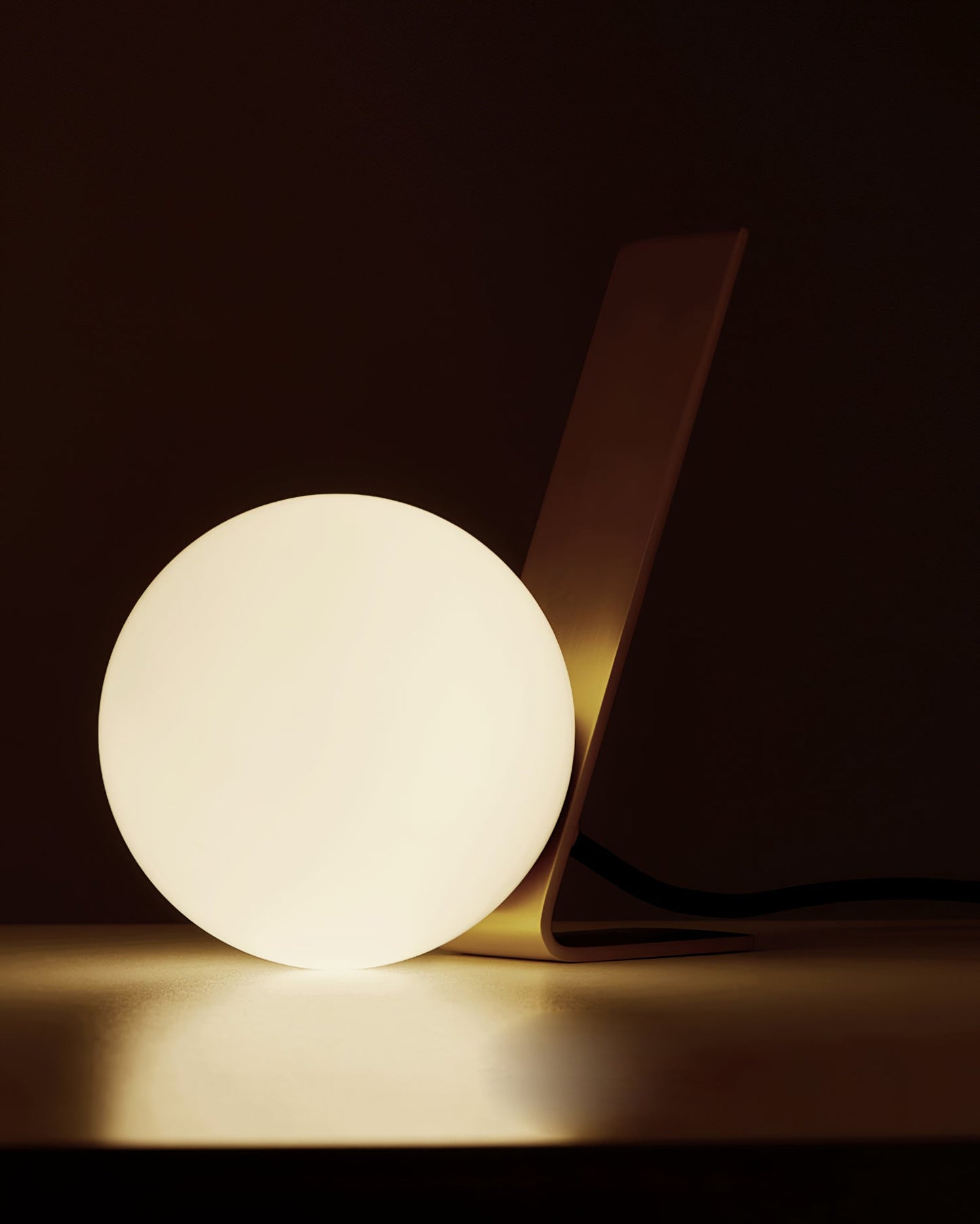 Design épuré de la lampe avec matériaux raffinés