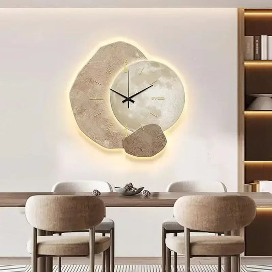 Horloge en bois accrochée sur un mur blanc épuré