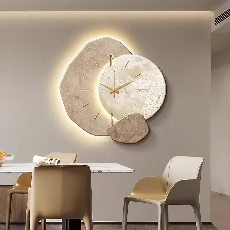 Horloge murale en bois avec design asymétrique moderne