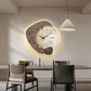 Profil latéral de l'horloge montrant sa finesse