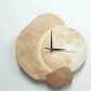 Vue rapprochée du cadran en bois naturel de l'horloge