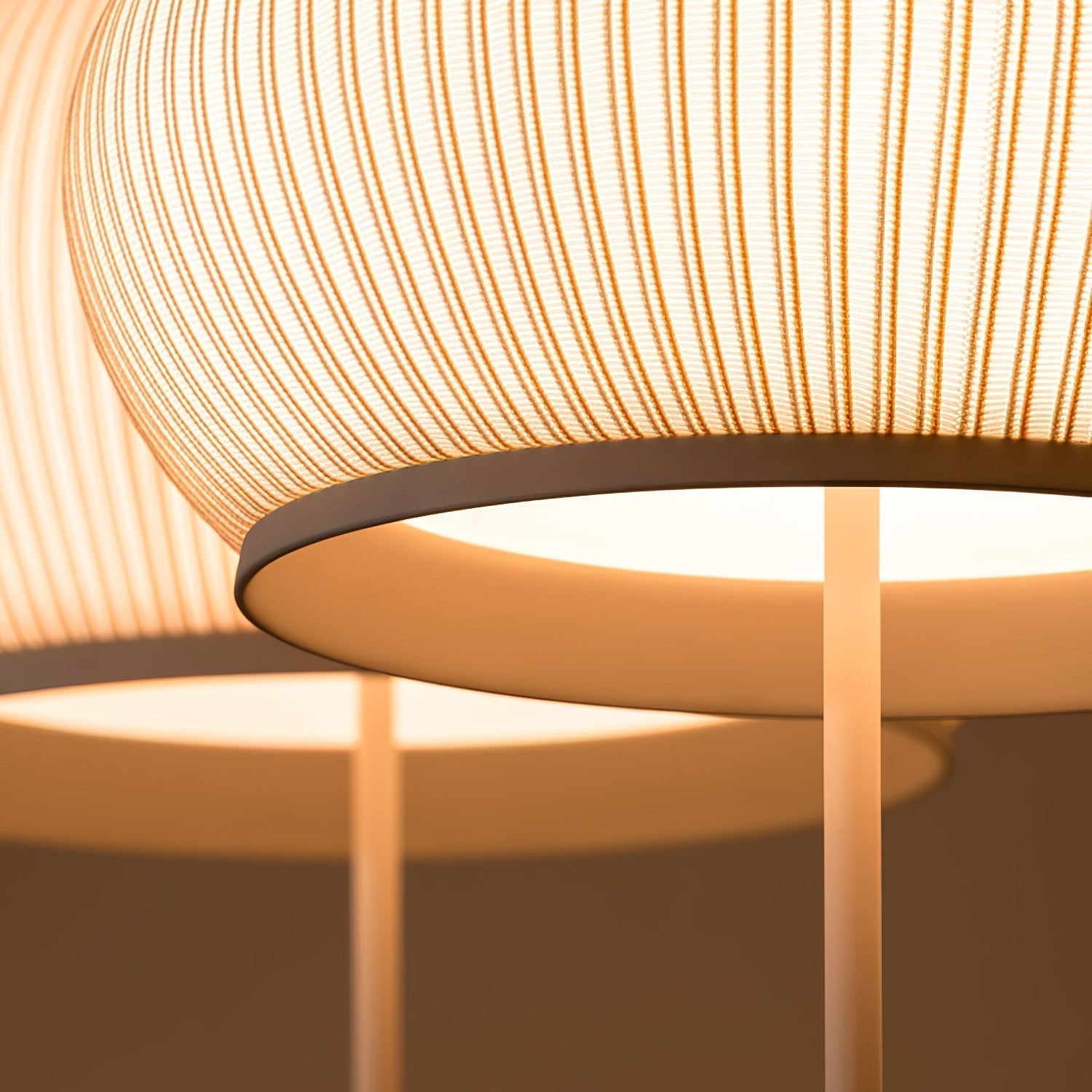 Base robuste de la lampe sur un sol en bois