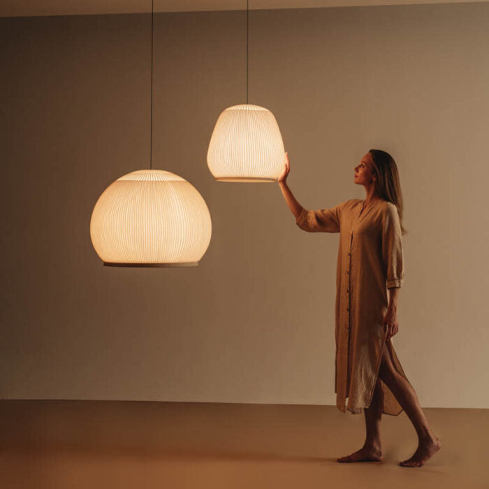 Suspension LED au-dessus d'une table à manger