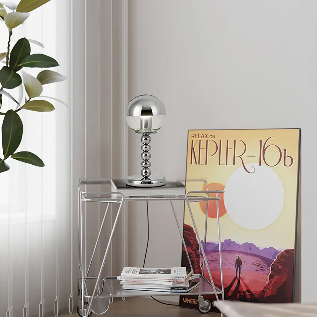 Vue rapprochée de l'abat-jour en verre et chrome