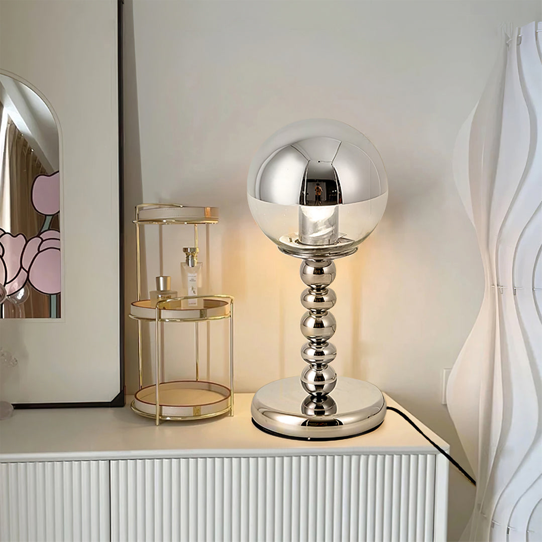 Lampe minimaliste sur une table en bois moderne