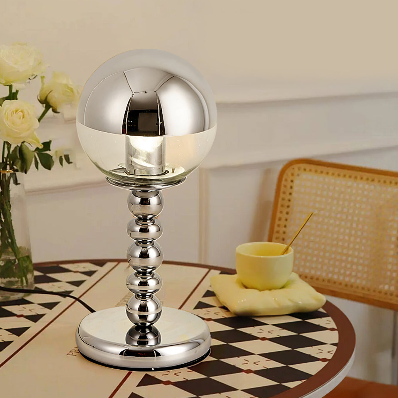 Détail de la boule miroir sur la lampe design