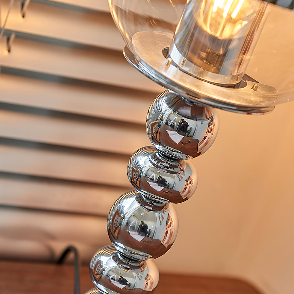 Vue latérale de la lampe avec son socle en métal