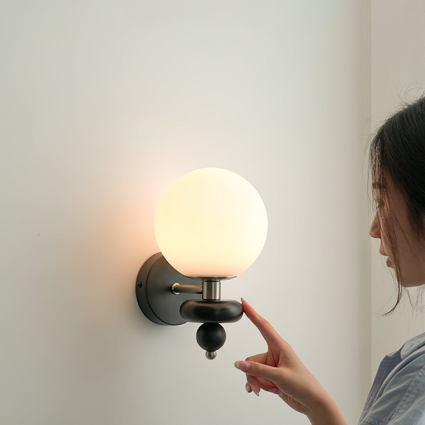 Applique murale avec sphère en verre opale et cadre noir