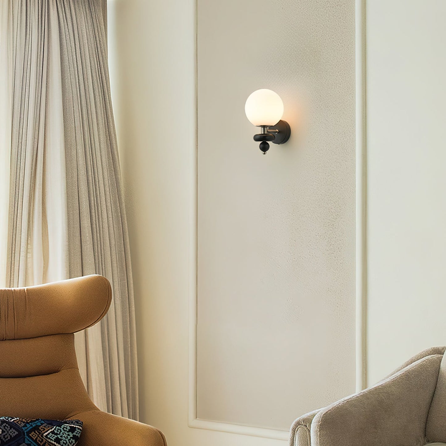 Détail du cadre noir et des accents en bois de l'applique