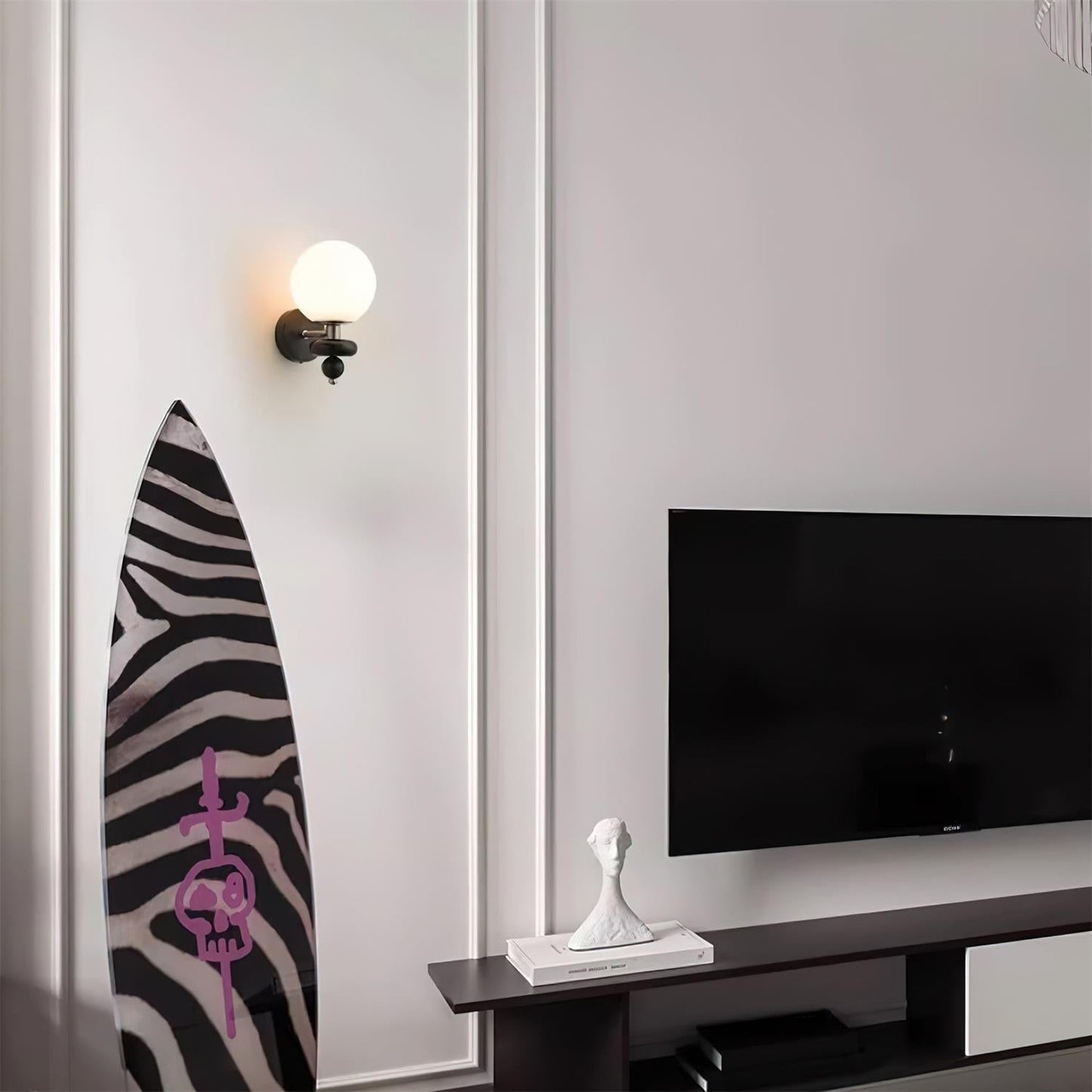 Éclairage doux de la sphère en verre opale dans un couloir