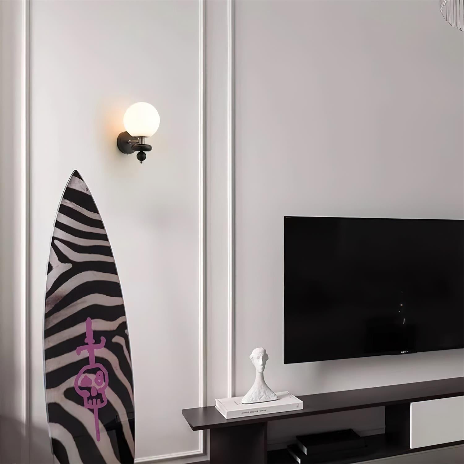 Éclairage doux de la sphère en verre opale dans un couloir