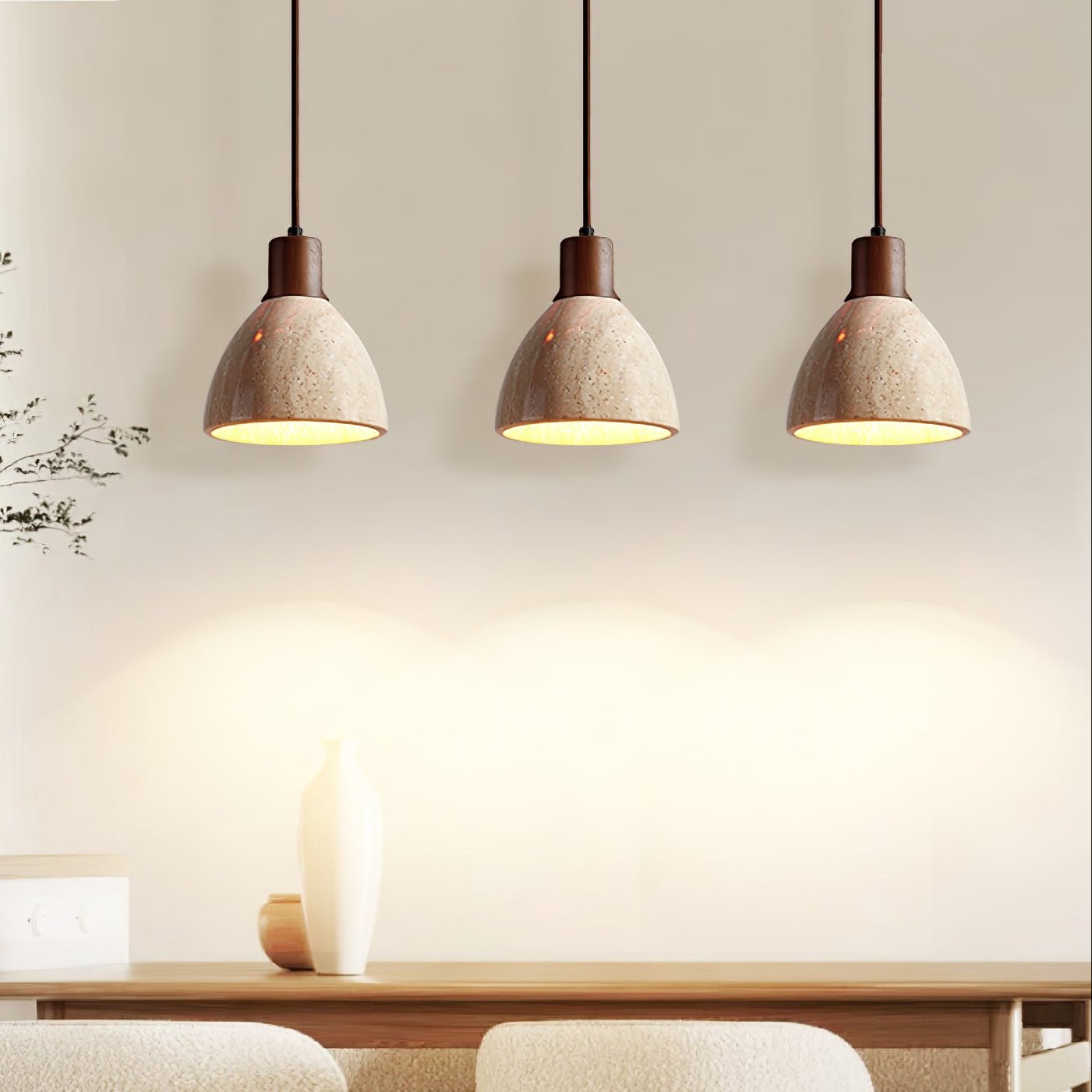 Lampe suspendue au-dessus d'une table, style scandinave