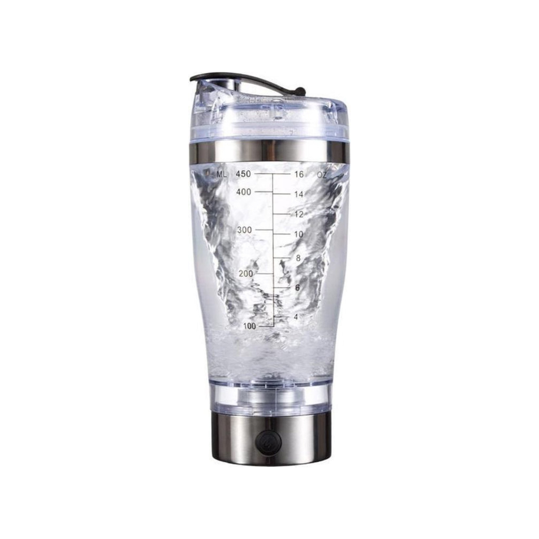 Gobelet électrique avec liquide en mouvement, fond blanc