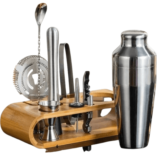 Outils de cocktail élégants disposés sur une table