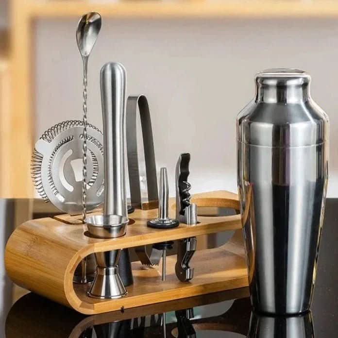 Outils de bar en acier inoxydable sur un support élégant
