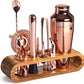Shaker à cocktails et outils sur une surface moderne