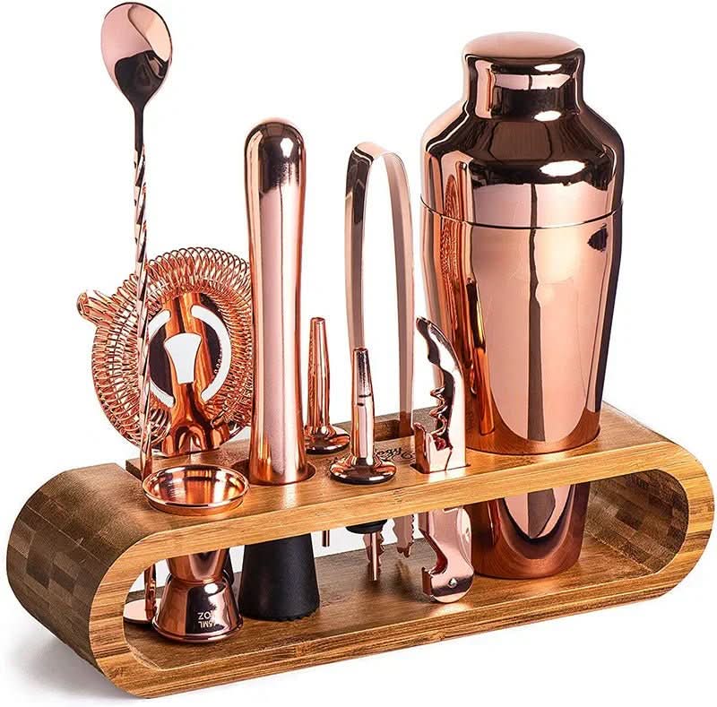 Shaker à cocktails et outils sur une surface moderne