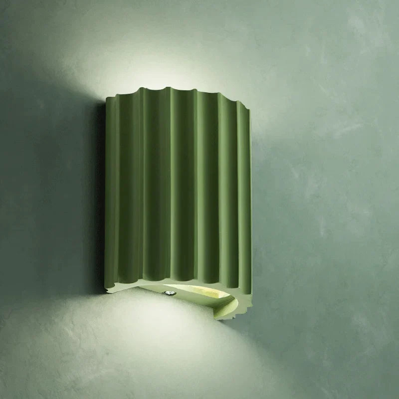 Applique murale LED en résine sur fond blanc