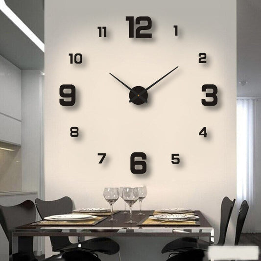 Horloge moderne sur mur clair, accent décoratif