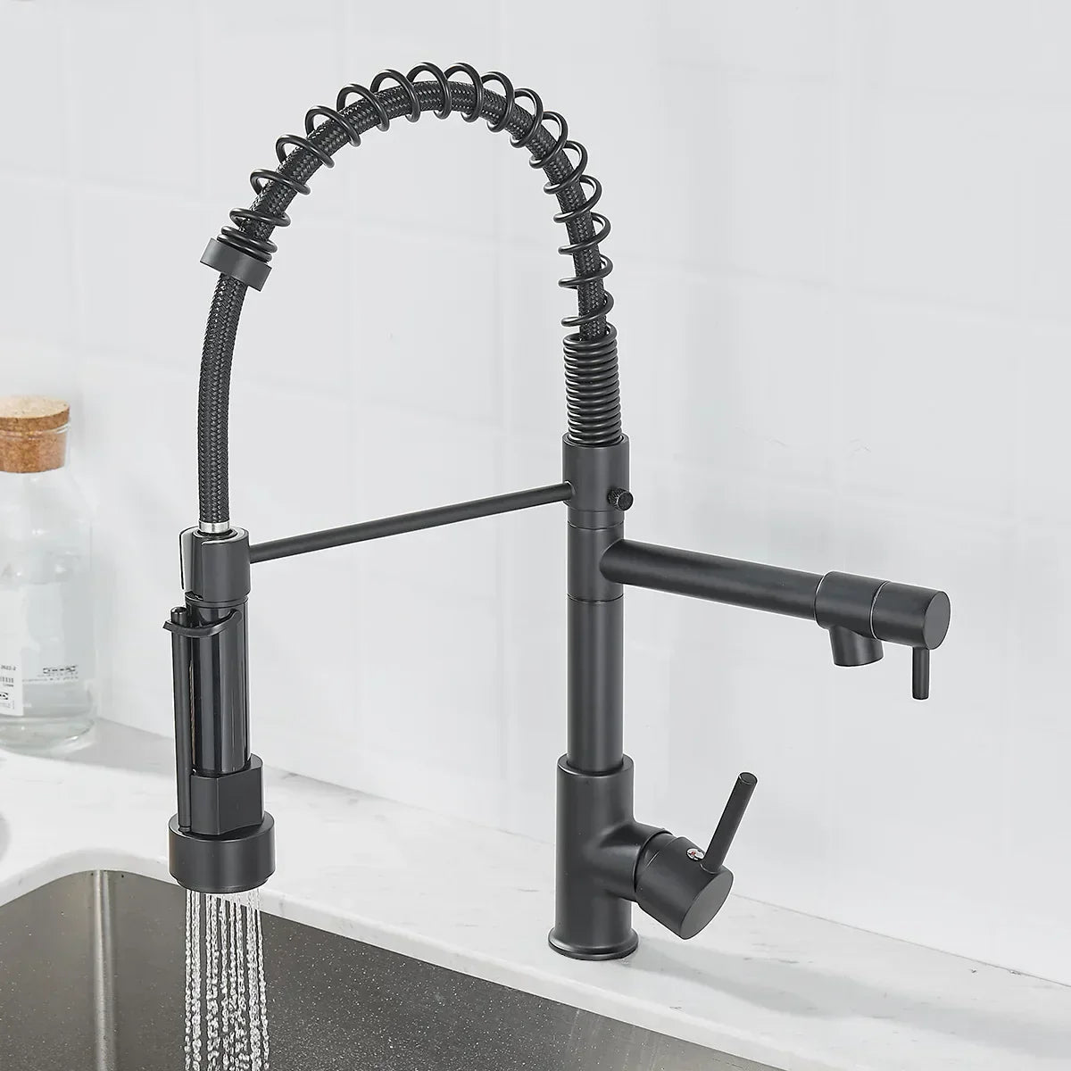 Finition noire mate et dorée du robinet en gros plan