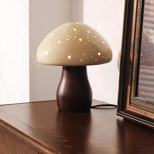 Lampe éteinte révélant les détails du bois sculpté