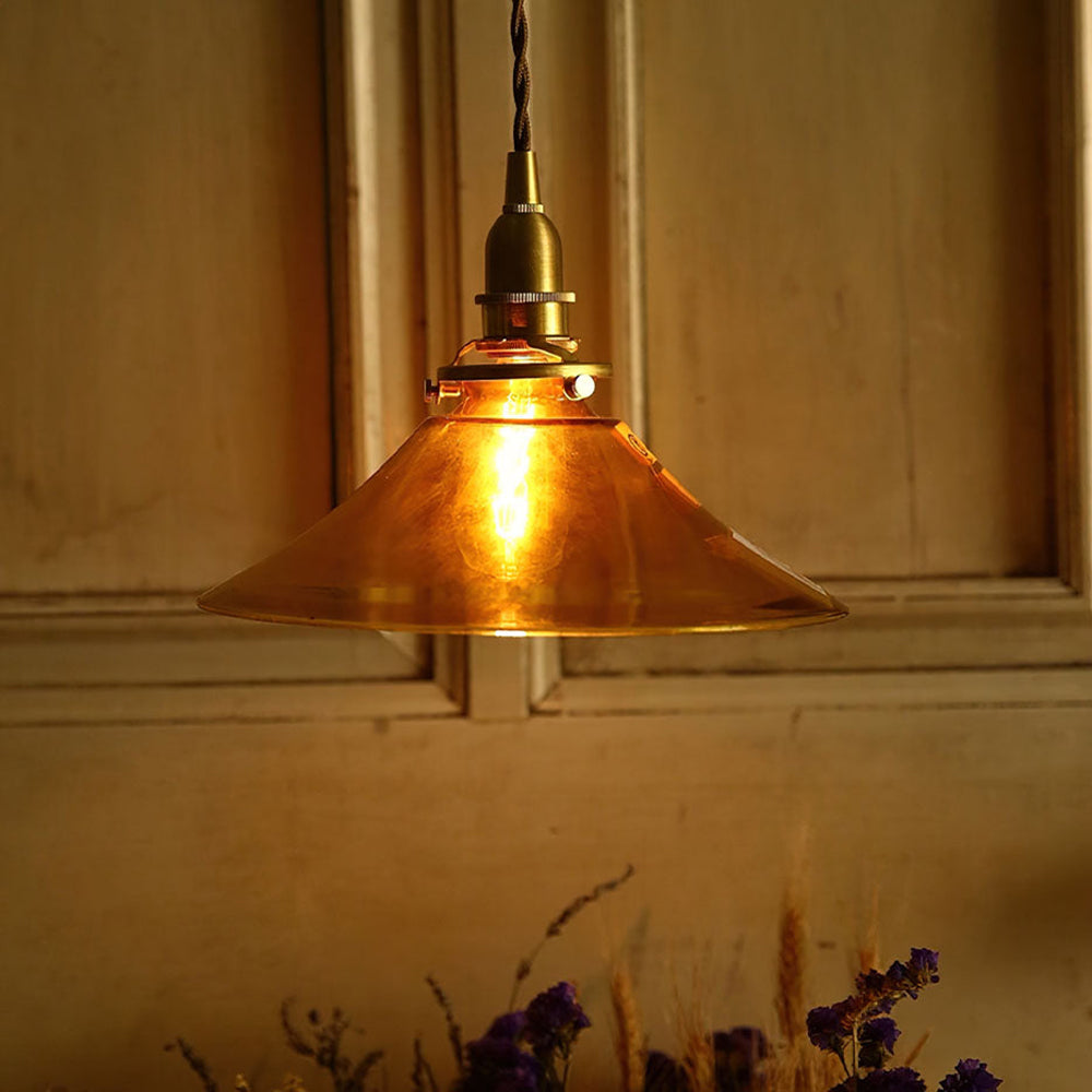 Lampe pendante éclairée, créant une ambiance chaleureuse