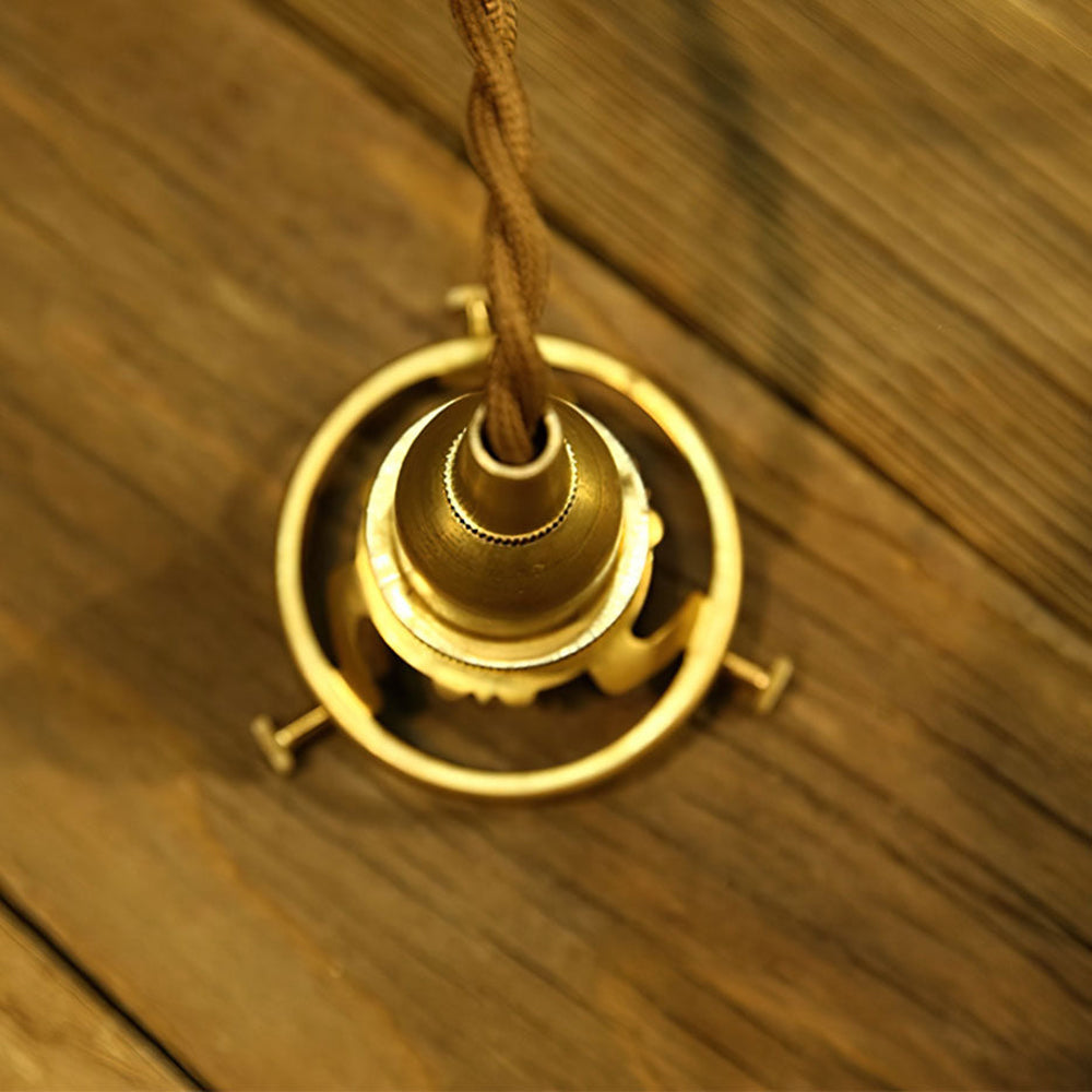 Lampe pendante installée dans une cuisine au style contemporain