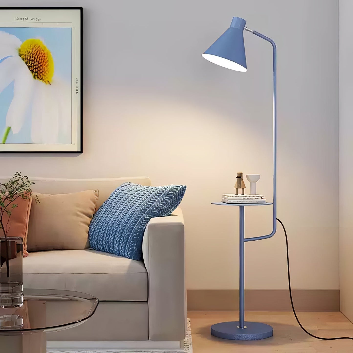 Lampe de sol blanche dans un salon moderne
