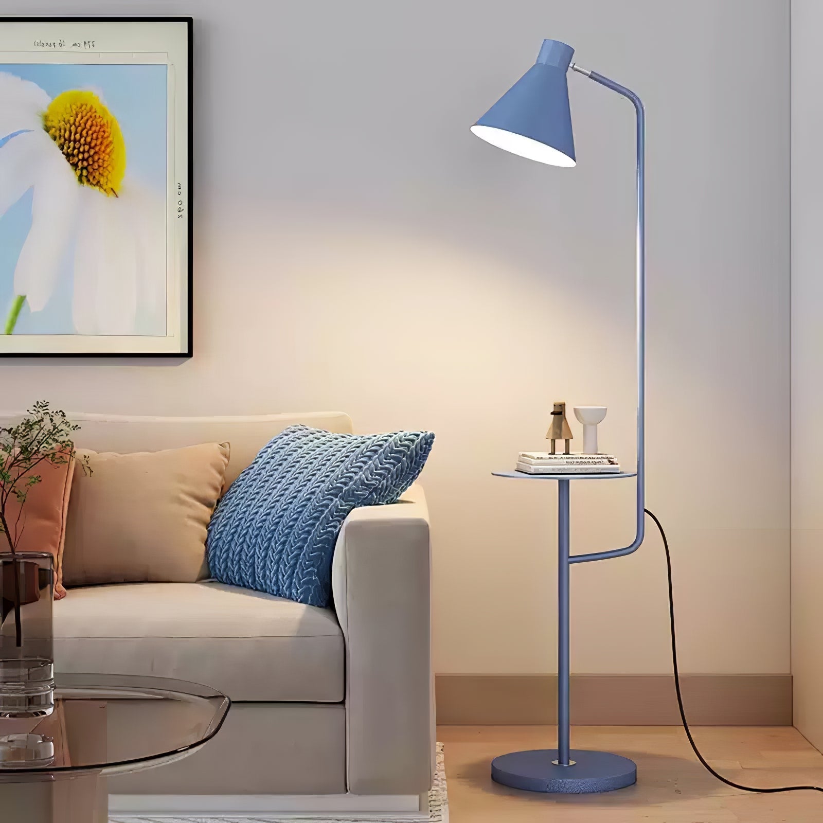 Lampe de sol blanche dans un salon moderne