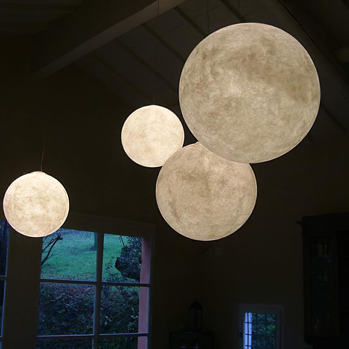 Lampe lune illuminant une table à manger dans un style minimaliste