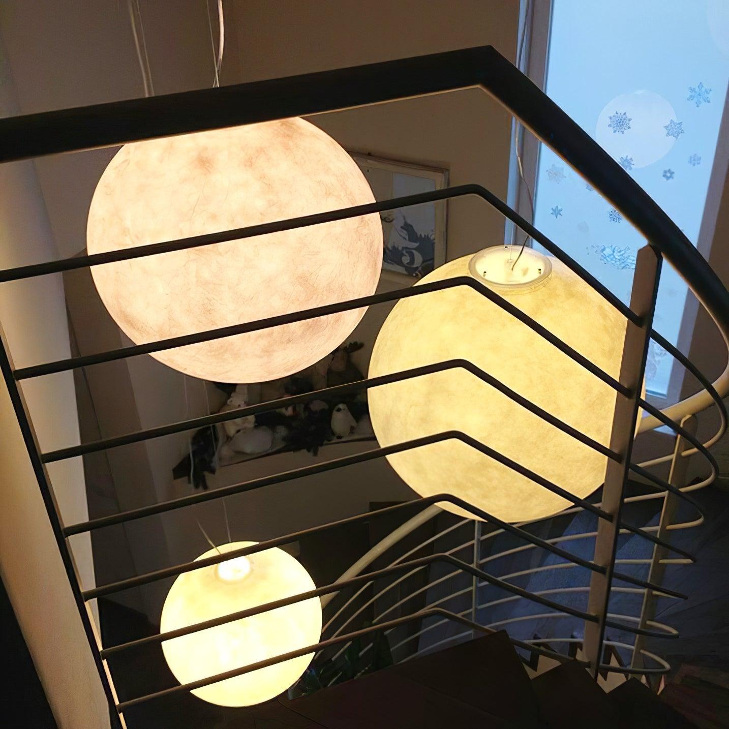 Éclairage doux et chaleureux de la lampe lune dans un salon