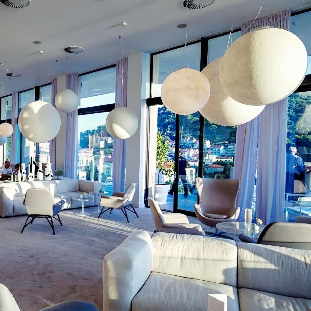 Lampe lune suspendue au-dessus d'un espace ouvert et moderne