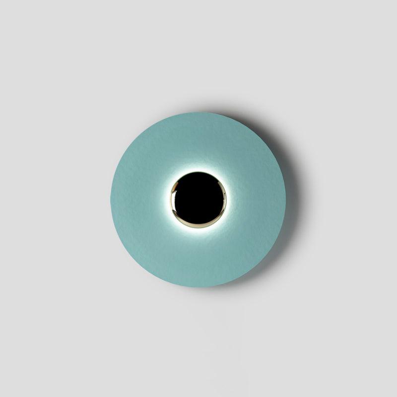 Vue rapprochée de l'applique murale en métal avec lumière LED