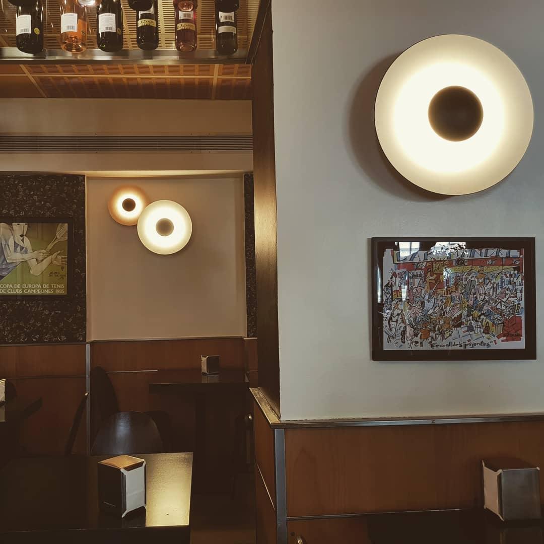 Vue latérale de l'applique murale en finition orange vif