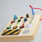 Enfant jouant avec un tableau d'activités Montessori interactif