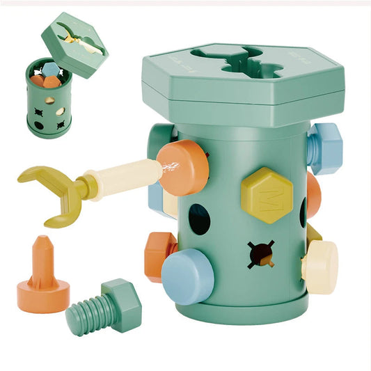 Enfant jouant avec un jouet Montessori coloré et éducatif