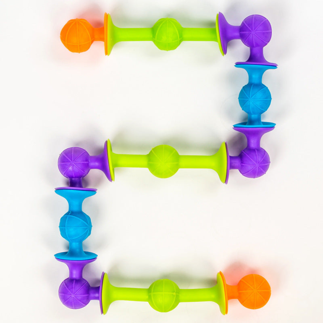 Enfant jouant avec un jouet en silicone, développant la motricité