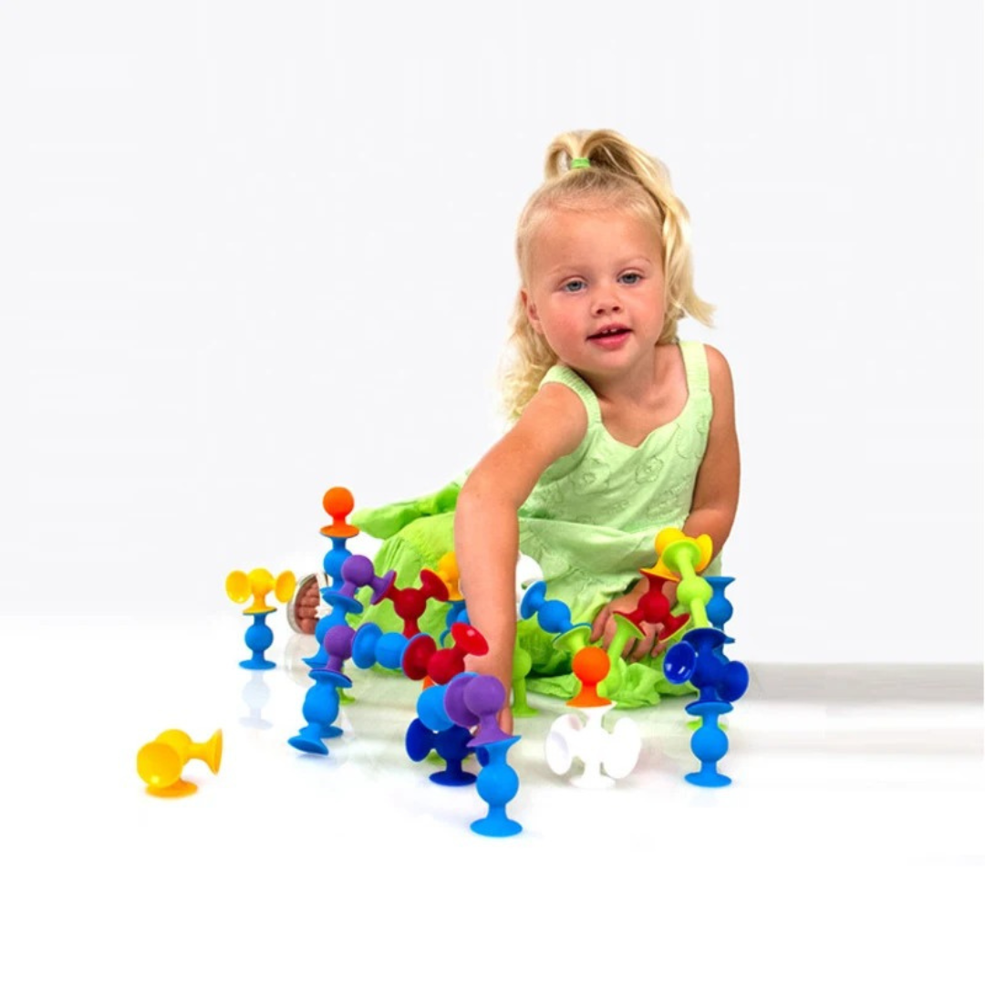 Gros plan sur les ventouses du jouet en silicone Montessori