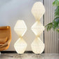 Détail du pied en métal de la lampe élégante