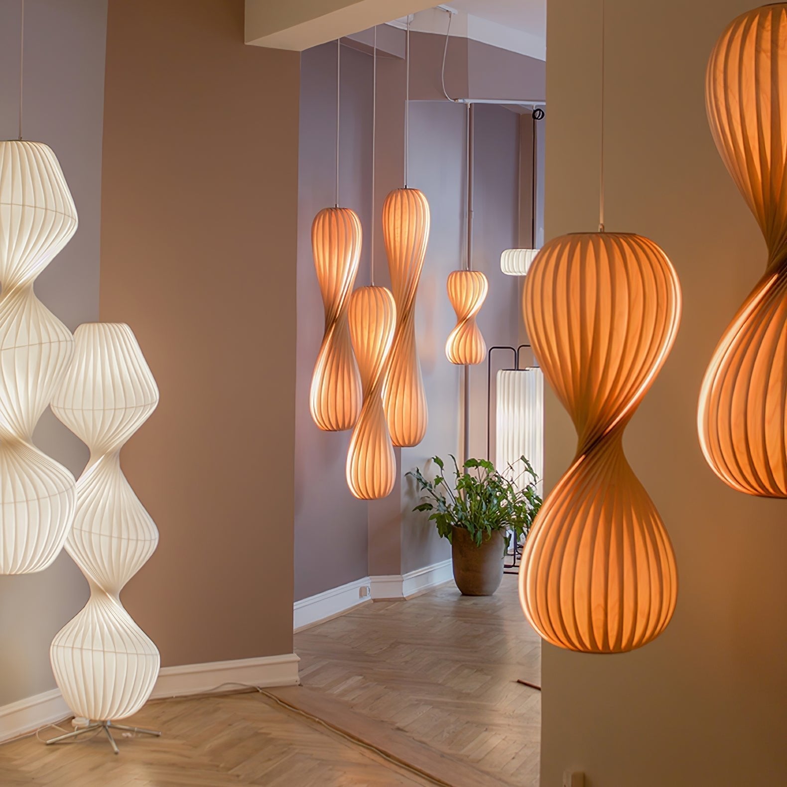 Lampe diffusant une lumière apaisante dans la chambre