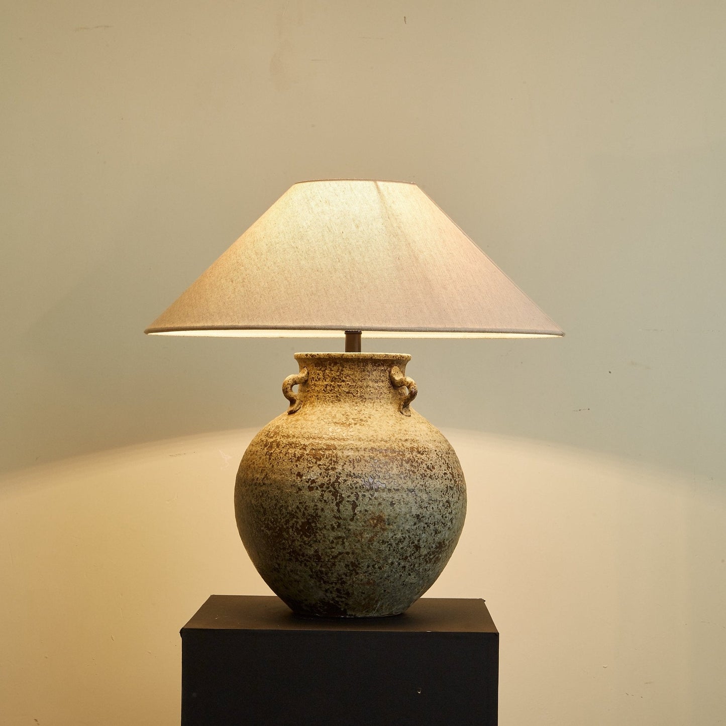 Lampe en terre cuite avec design inspiré des urnes antiques