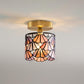 Vue latérale de la lampe Tiffany avec mosaïque colorée